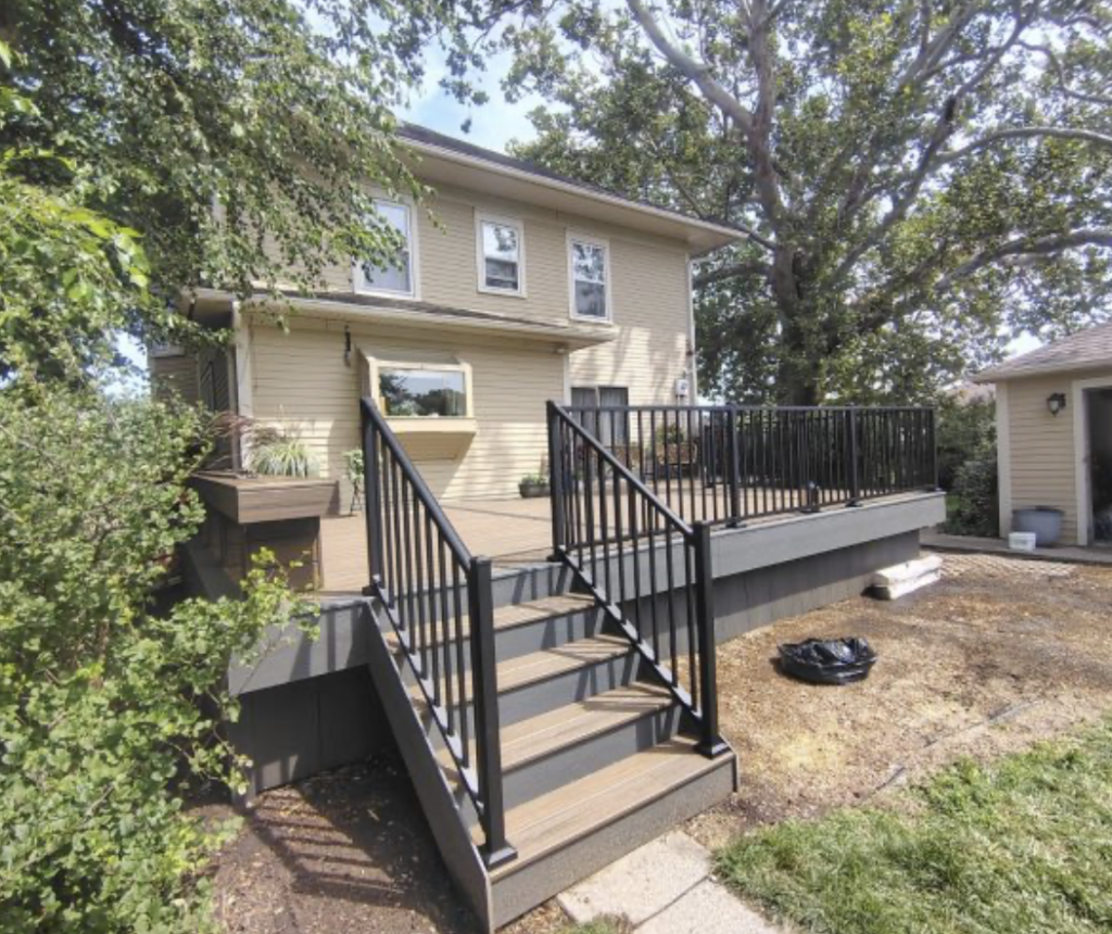 Deck Builder in Des Moines, Iowa